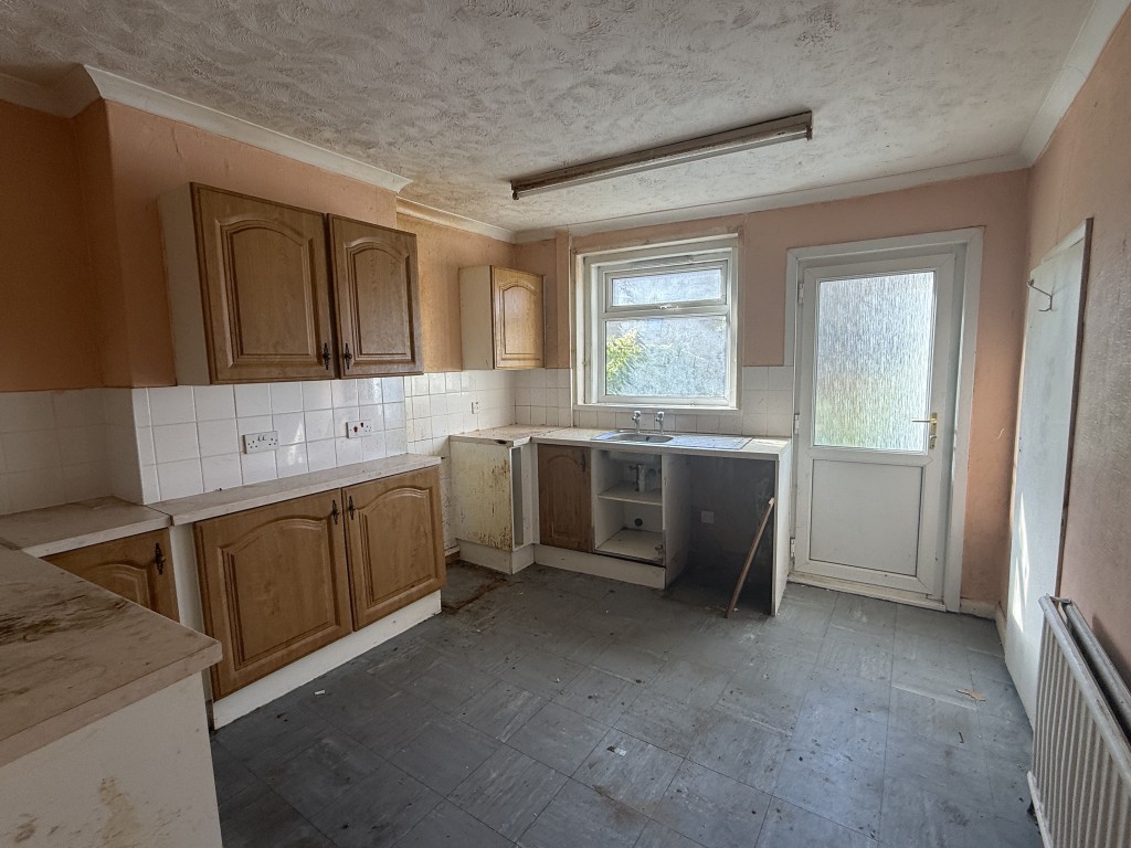 Lot: 108 - HOUSE CLOSE TO TOWN CENTRE IN NEED OF REFURBISHMENT - Kitchen in House in Need of Refurbishment